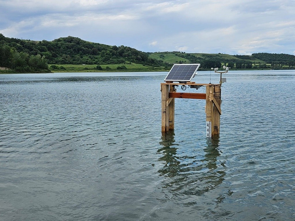 Stazione Idrowatch su struttura in acqua con pannello fotovoltaico