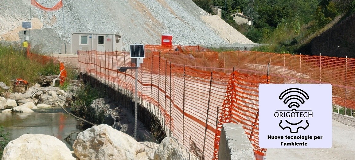Guado di cantiere con semaforo e pannello fotovoltaico
