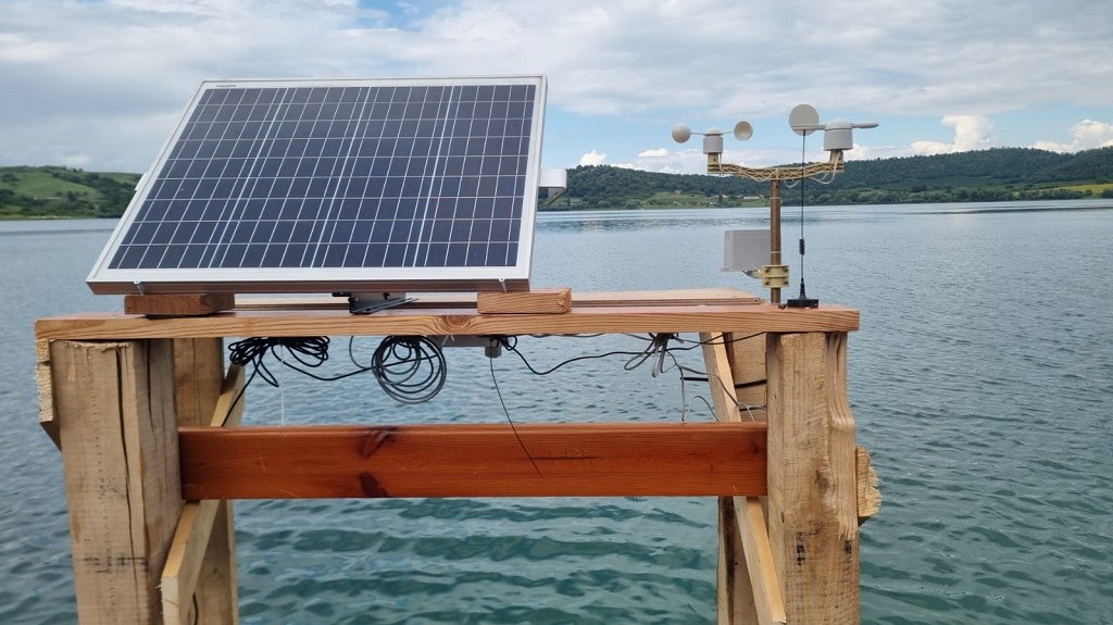 Dettaglio del pannello solare e della strumentazione della stazione sul lago